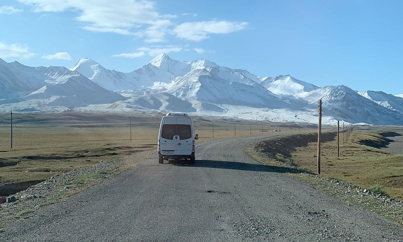 Large looking to the high pamirs
