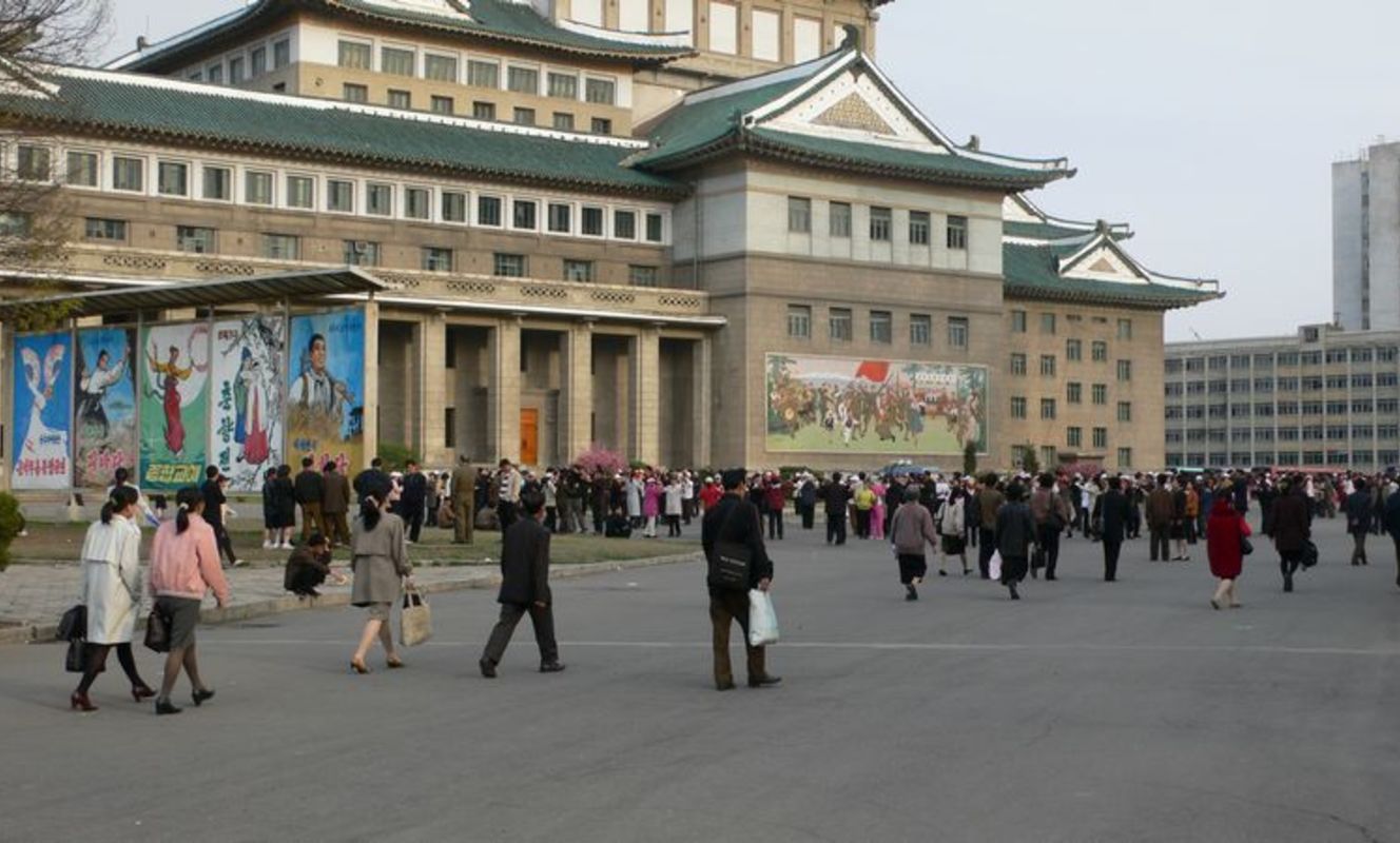 Large tn pyongyang grand theatre %284%29