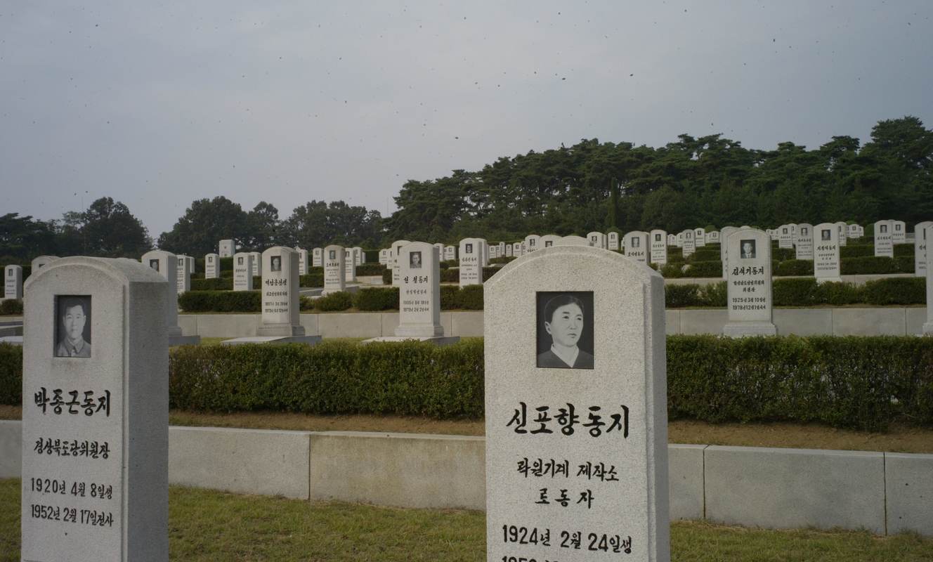 Large war heroes cemetery 4