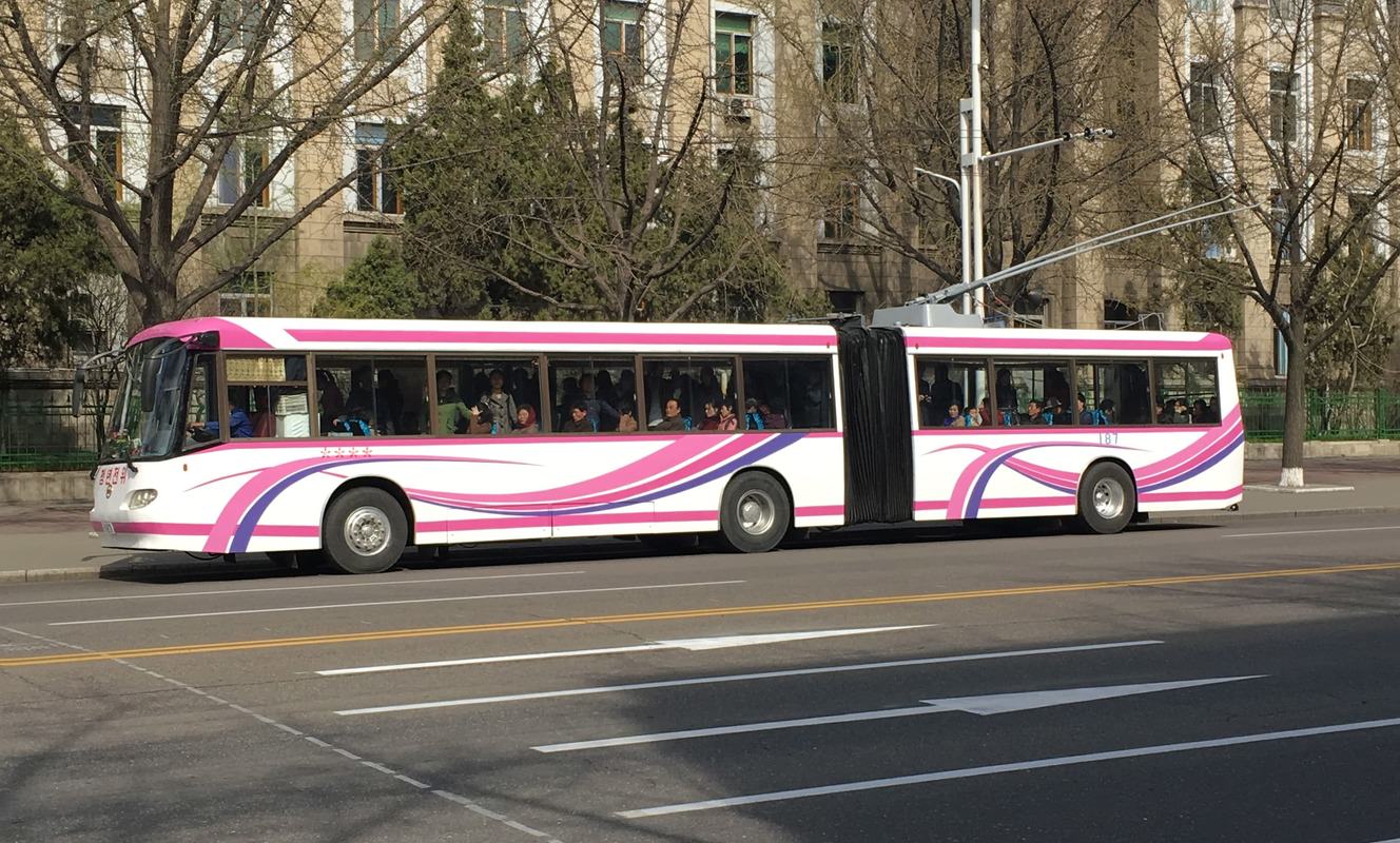 Large pyongyang trolley bus %28chollima091%29 min